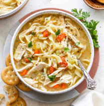 Sopa de pollo con fideos para hacer una cena saludable